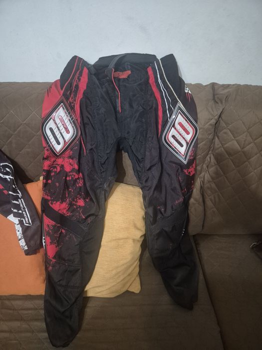 calças e camisola de motocross da marca Shot Raw.