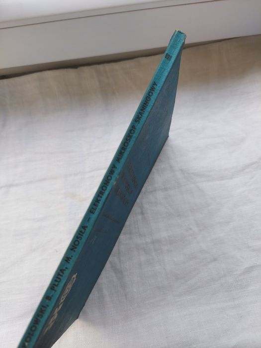 "Elektronowy Mikroskop Skaningowy" - J. Sokołowski, B. Pluta