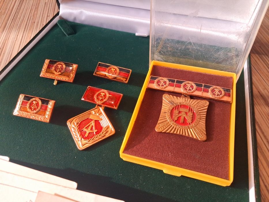 Medale i odznaczenia DDR 5 szt. + legitymacje okres PRL vintage