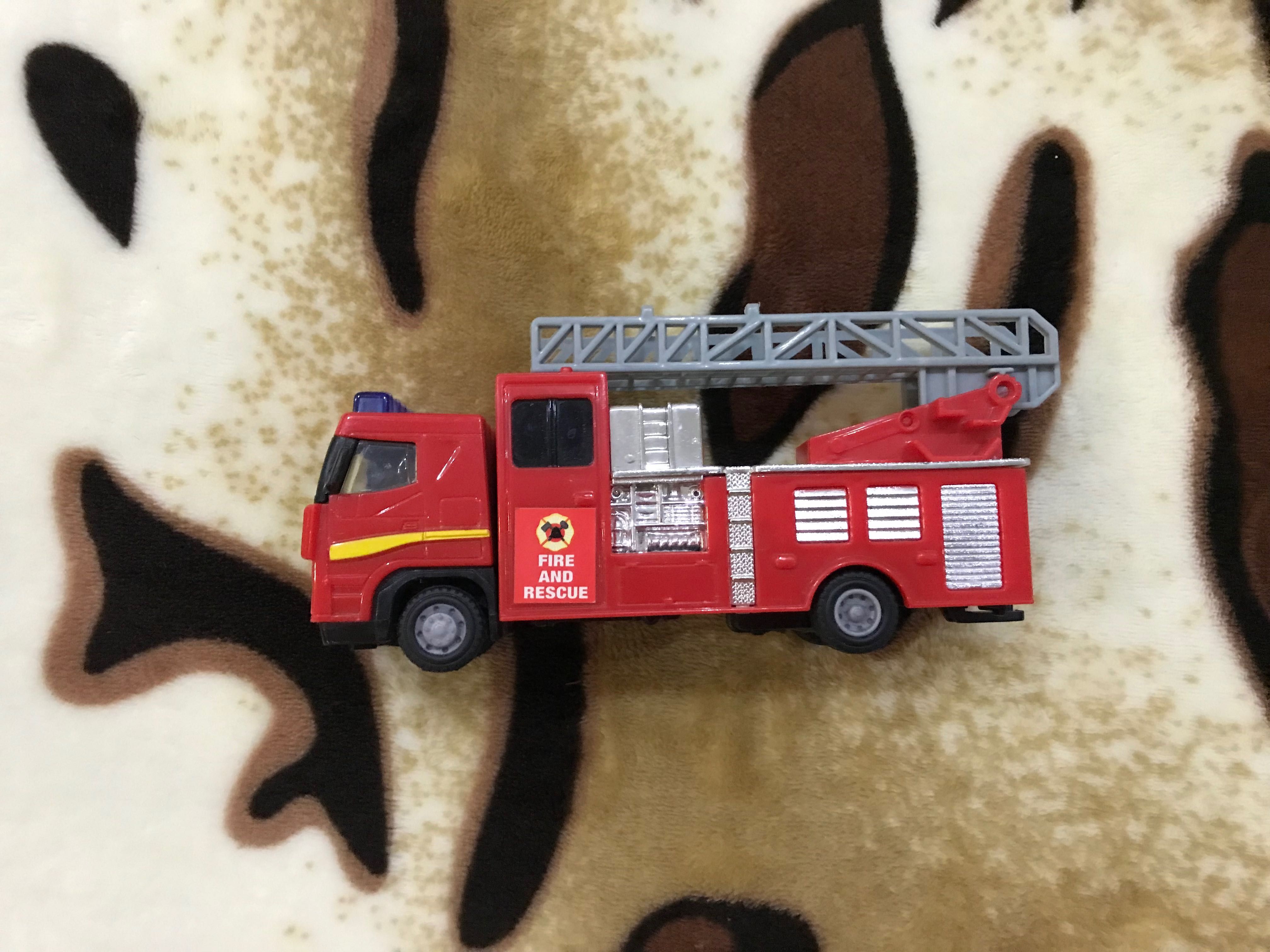 Пожежна машина з мігалкою з сиреною пожарная машина с сиреной