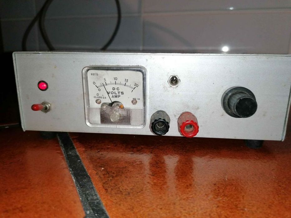 Fonte de alimentação regulável