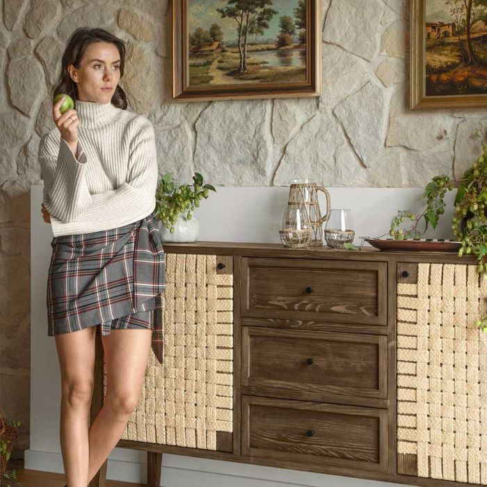 Komoda drewniana z plecionką jutową w stylu farmhouse,  retro