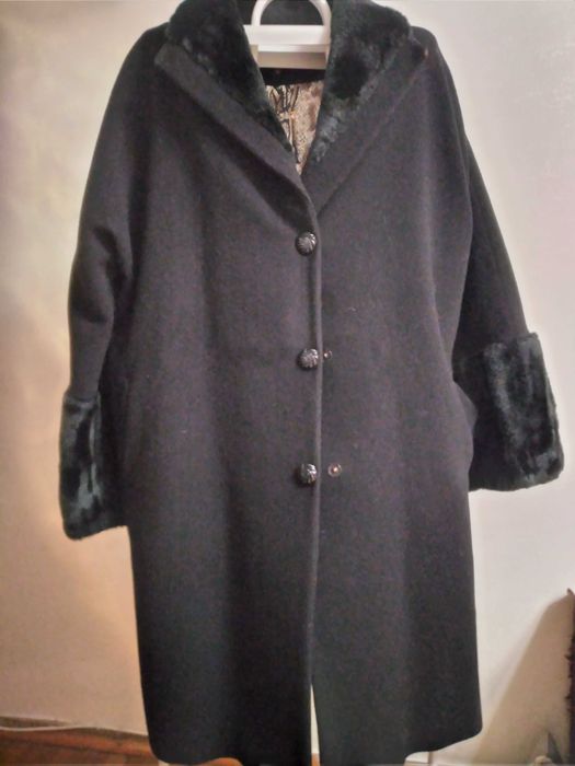 Нове чорне демісезонне пальто, оздоблене чорним м'яким хутром