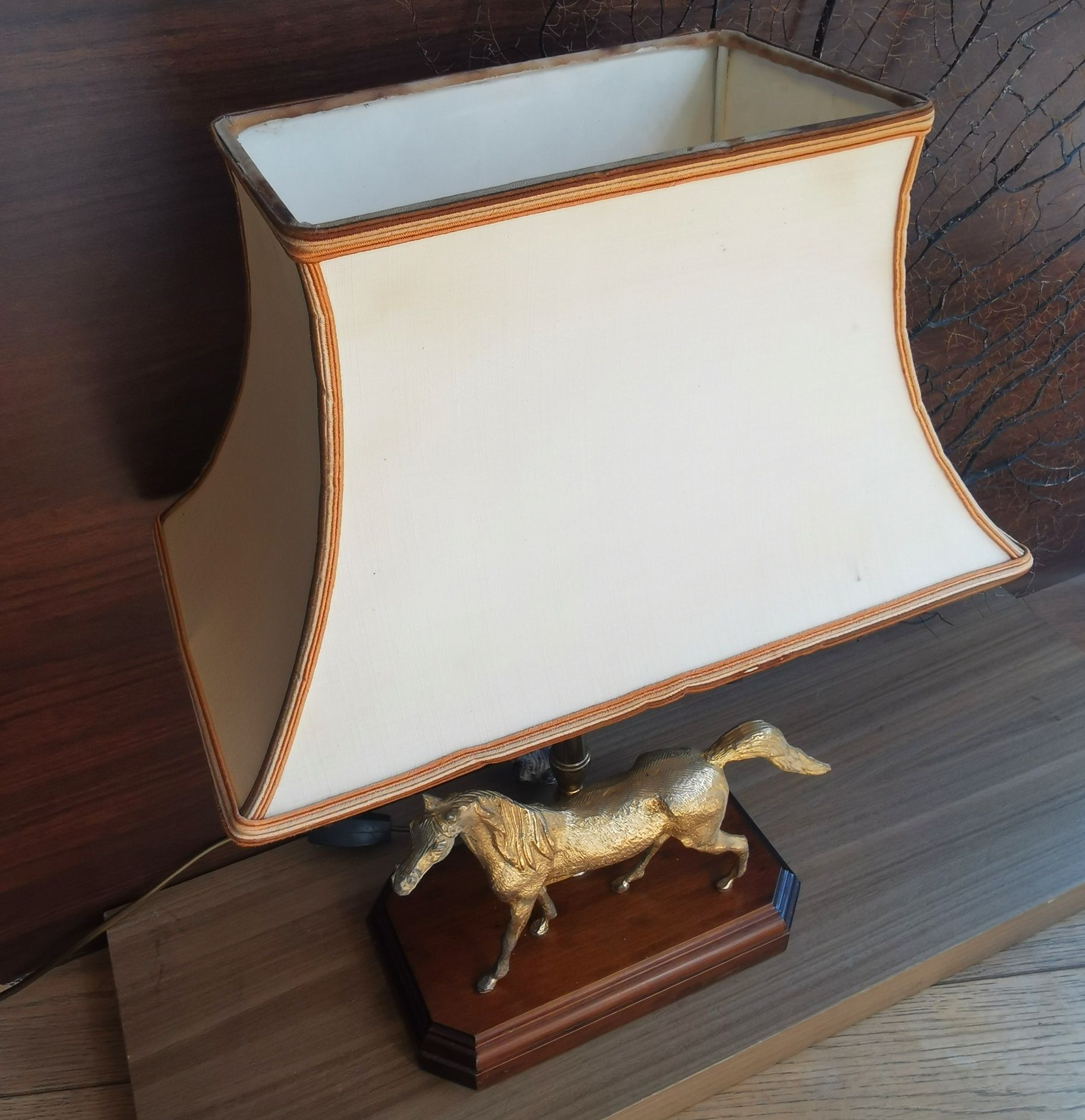 Lampa stołowa gabinetowa z koniem koń mosiężna  jeździectwo