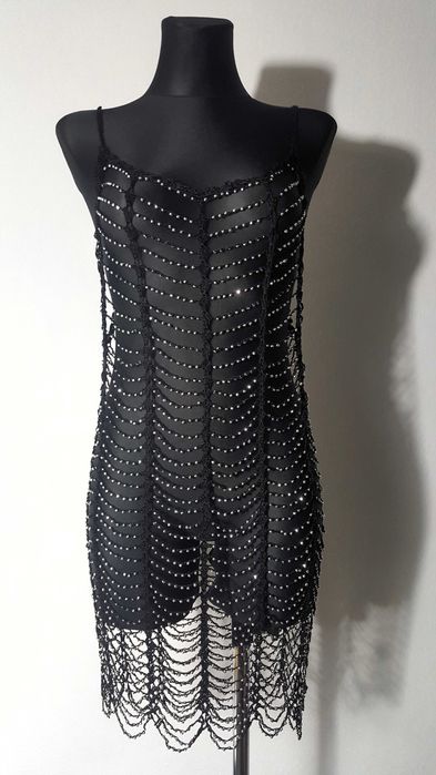 PrettyLittleThing Czarna siateczkowa sukienka z koralikami Glamour 38