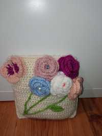 Poduszka na szydełku robiona ręcznie z kwiatami i motylkiem 3d