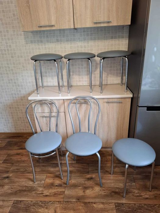 Zestaw krzeseł i taboretów kuchennych
