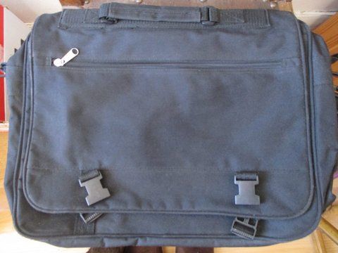 Pastas/Malas à tiracolo pretas, uma delas c/imagem magnífica de Lisboa