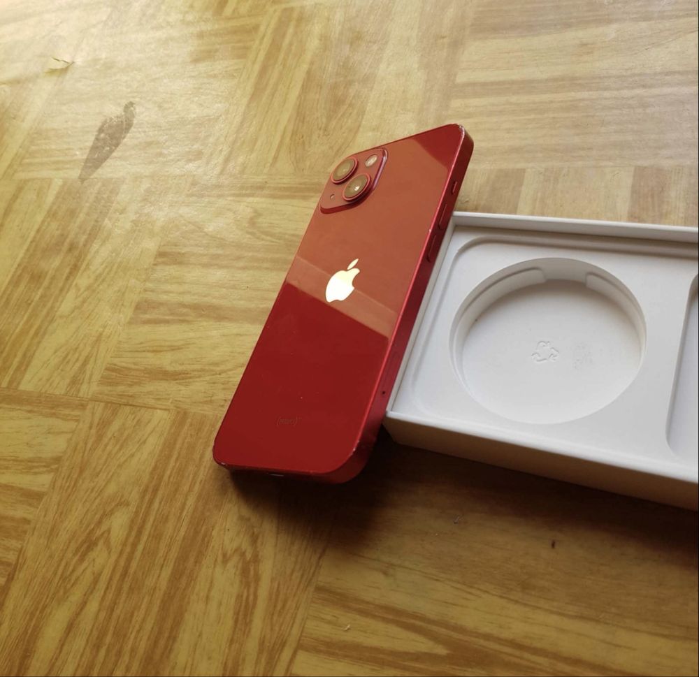 iPhone 13 128 GB czerwony – oryginalne pudełko, kabel, etui