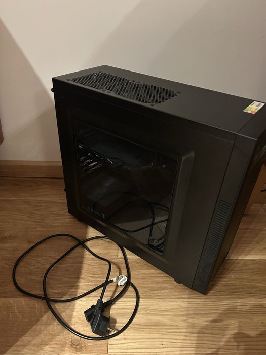 komputer PC + monitor + klawiatura