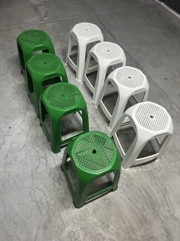 Vendo 4 Bancos Verdes e 4 Verdes de plastico em bom estado