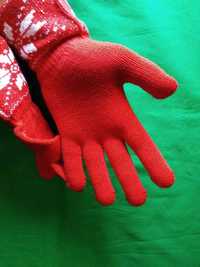 Wygodne, ciepłe, czerwone rękawiczki z białym wzorem na ściągaczu