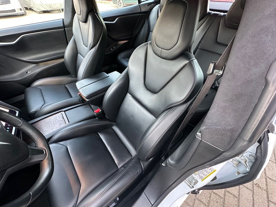 Wynajem auta Tesla Model S Dual Motor - od 160zł/doba