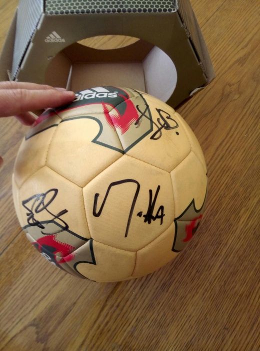 FC Barcelona piłka z autografami 2002 rok