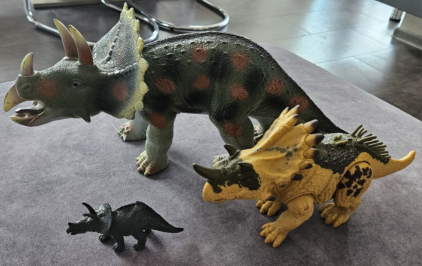 Jurassic World REALICERATOPS Dino Trackers trzy dinozaury triceratopsy