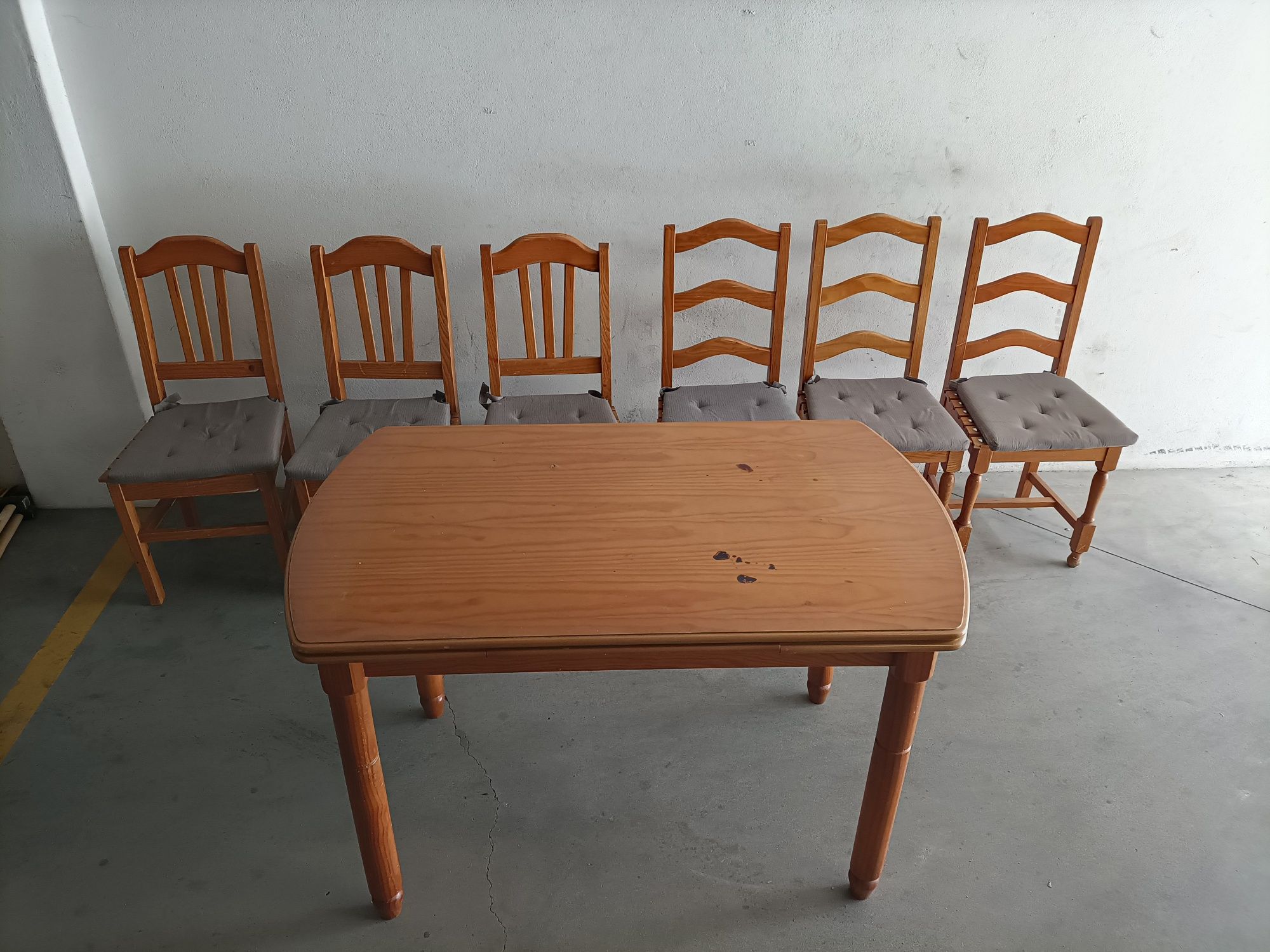 Mesa e cadeiras em pinho