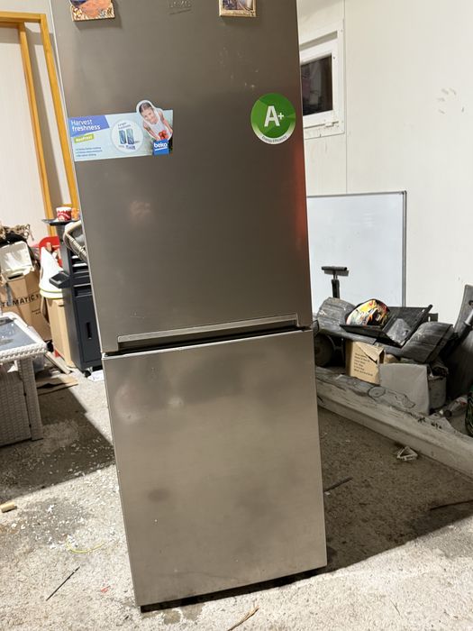 sprzedam lodówkę  Beko RCSA300K40SN 291 L 35 dB Srebrną