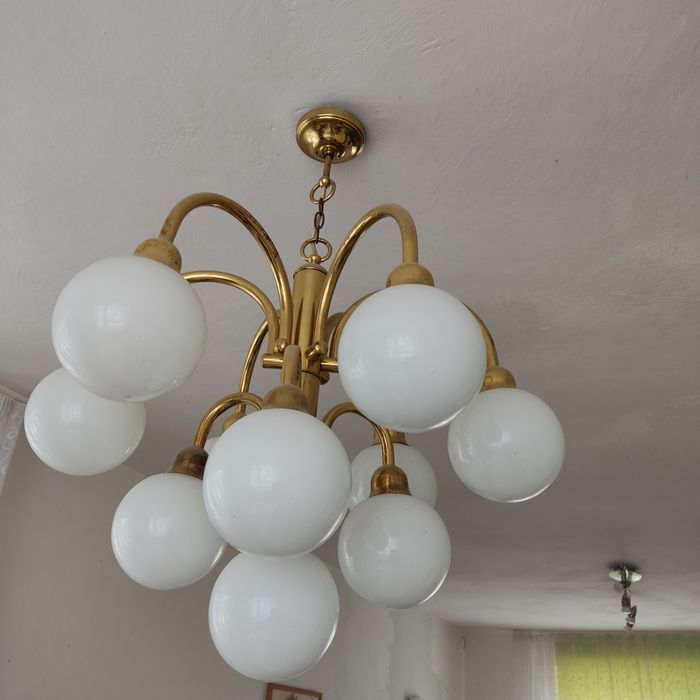 Mosiężny żyrandol