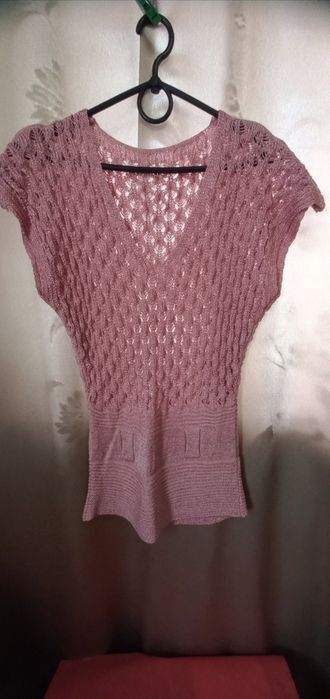 Вязаная нежная безрукавочка