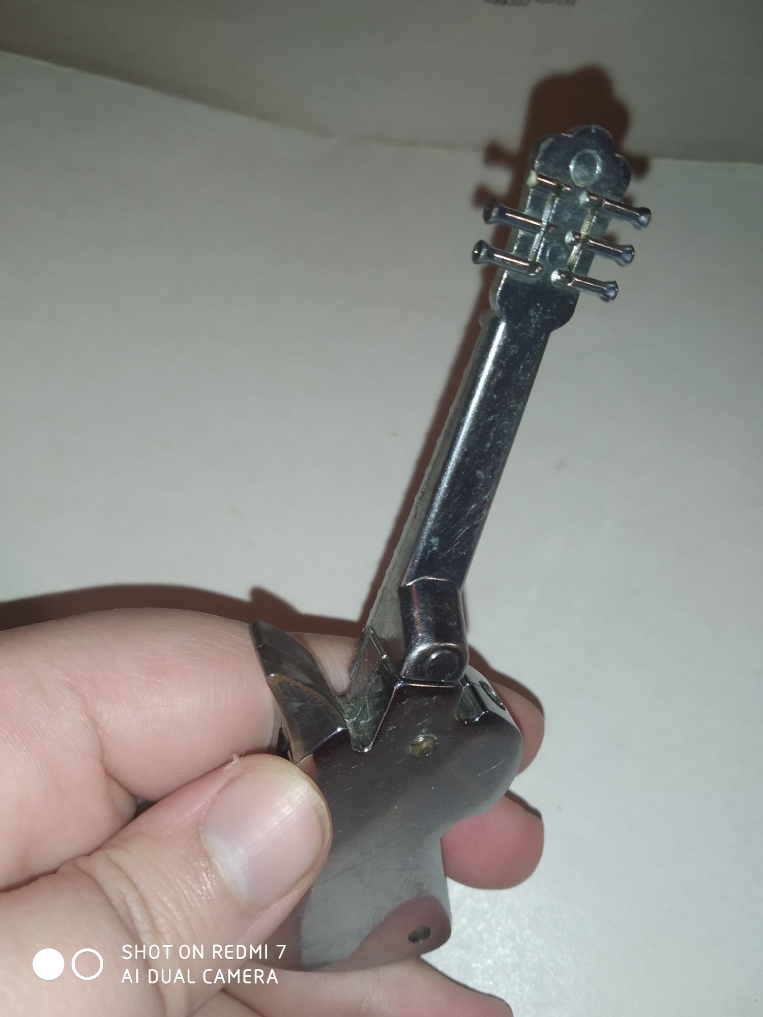 Зажигалка карманная гитара миниатюрная