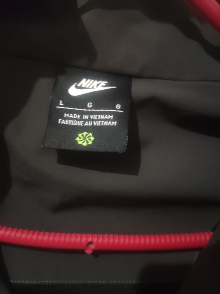 Vende se casaco Nike , ideal para Primavera