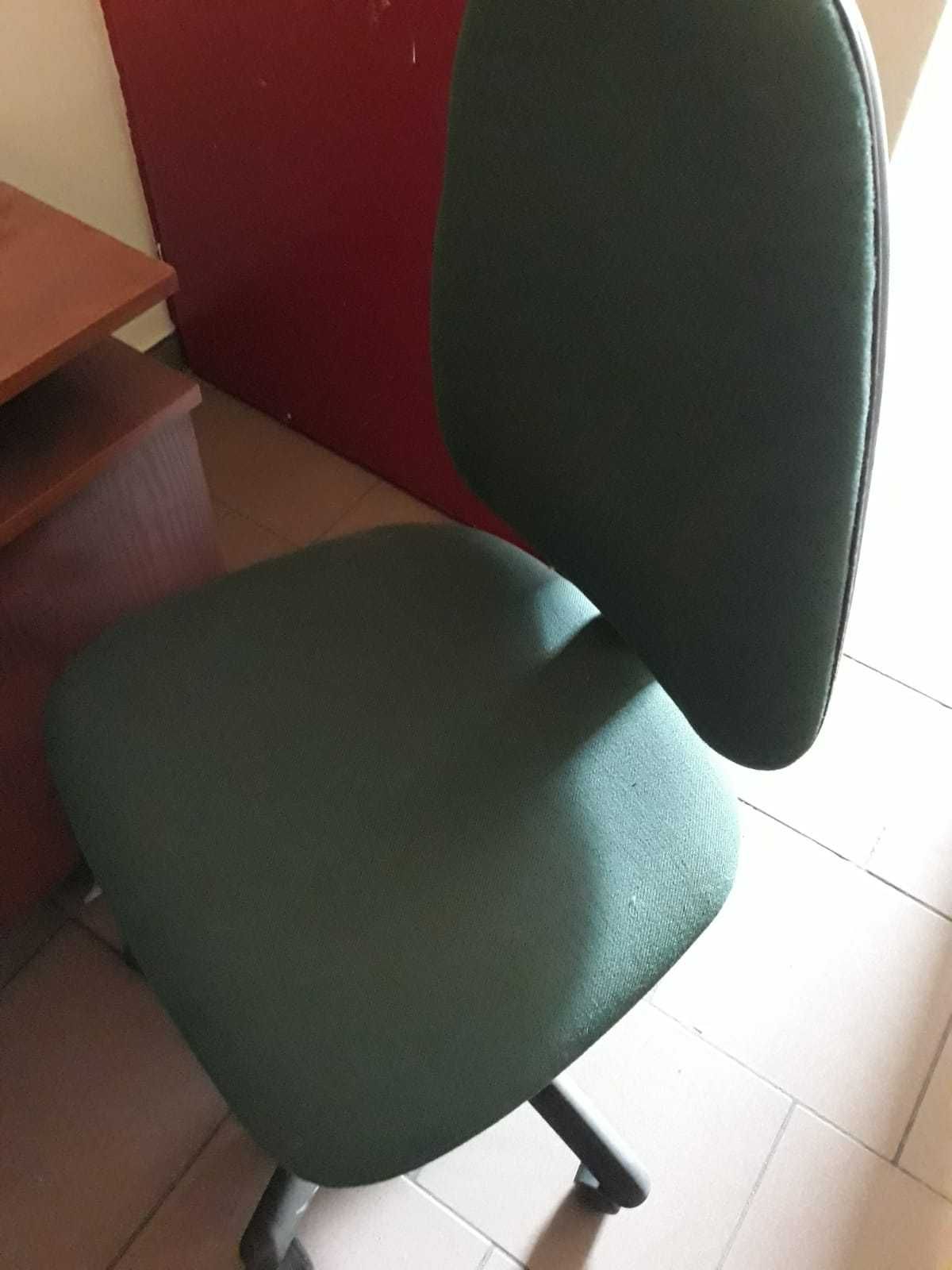 Sprzedam biurko z dwoma krzesłami