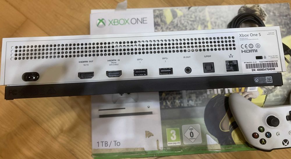 Продам Xbox 1T + 1 джойстик