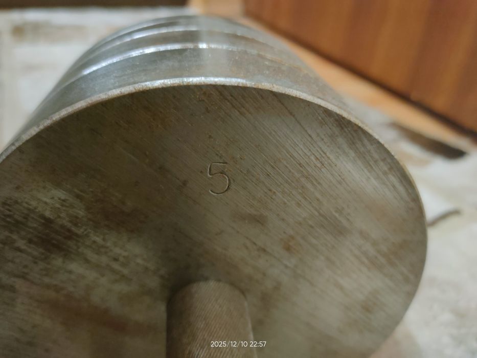 Продам две стальные гантели по 30кг каждая.