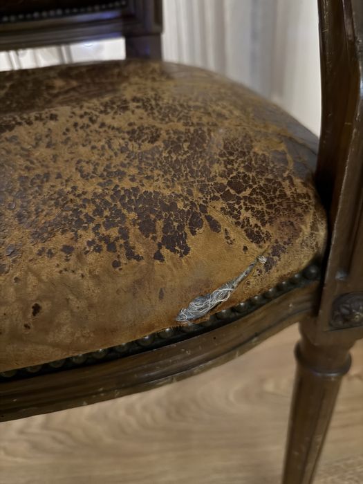 Cadeirao em madeira e pele capitonê