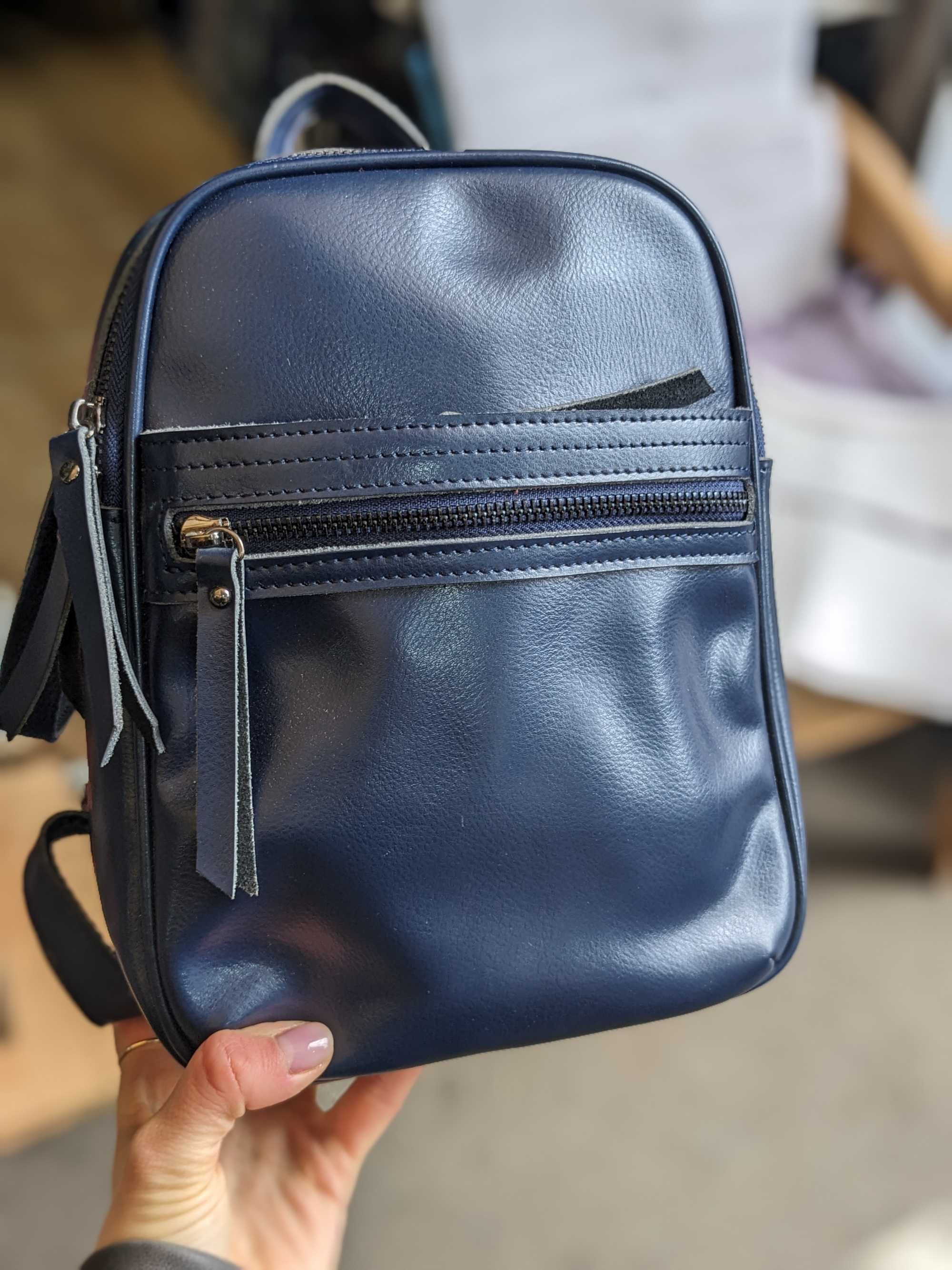 Компактний шкіряний сумка-рюкзак темно-синій