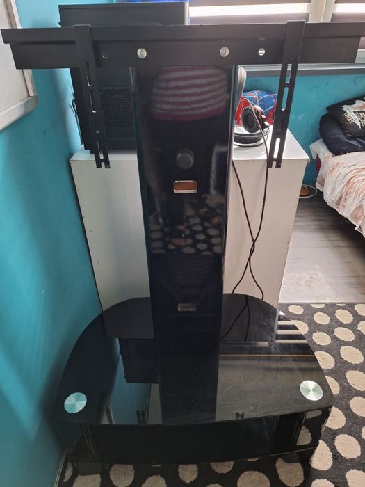 Szklany stolik pod telewizor