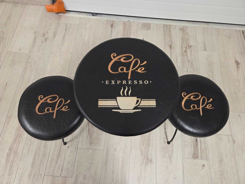 Mesa e bancos de Café
