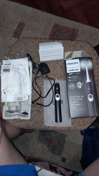 Нова. Зубна щітка Sonicare 4300 phillips