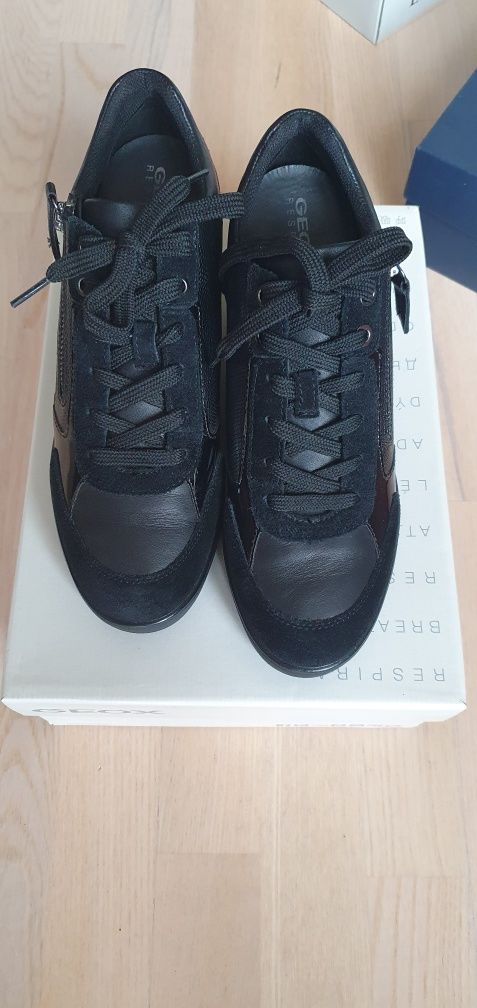 Czarne buty ze skóry na koturnie
