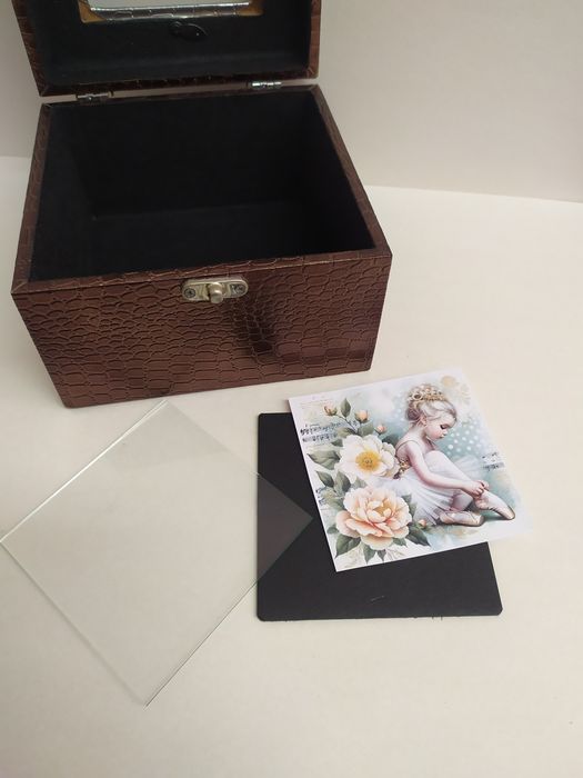 Caixa/guarda joias com possibilidade de mudar imagem ou foto. Nova