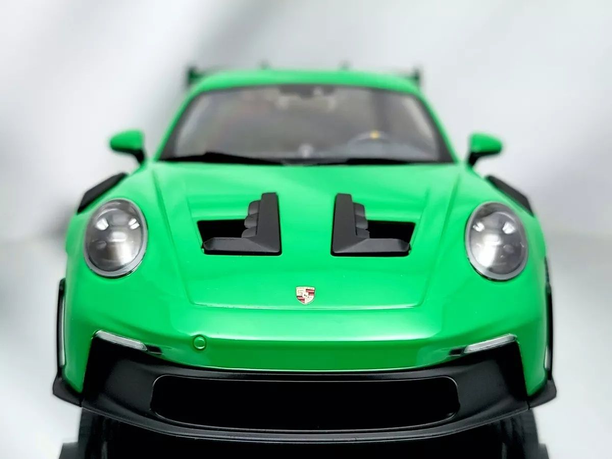 Minichamps 1:18 porsche 911 (992) GT3 RS ano 2023