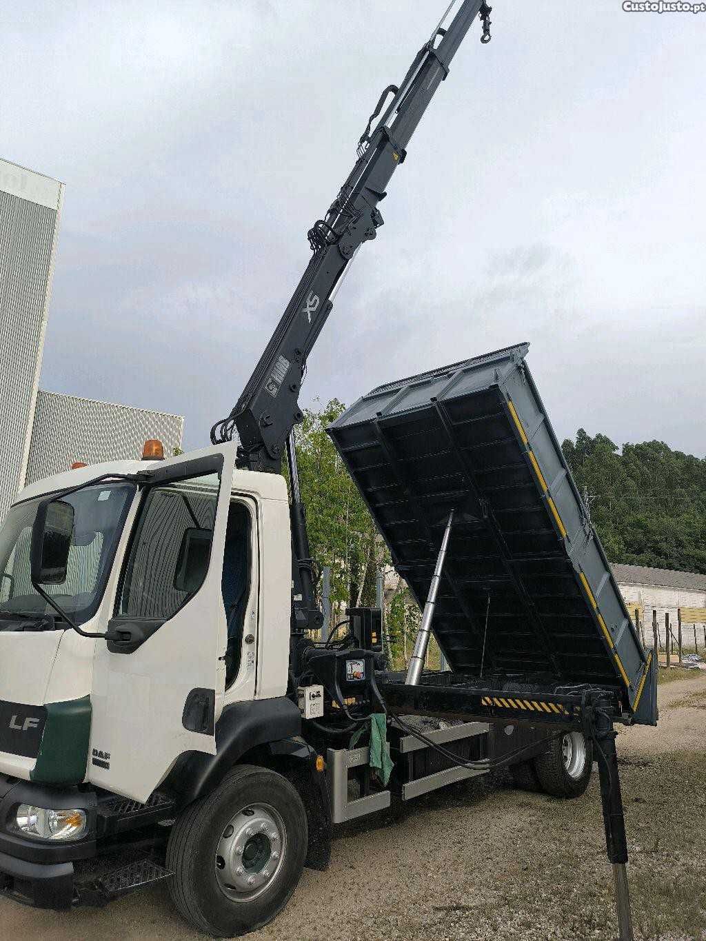 Camião DAF tribasculante com grua HIAB 122xs
