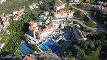 Excelente T5 Duplex com garagem dupla, terraço com churrasqueira na Qu