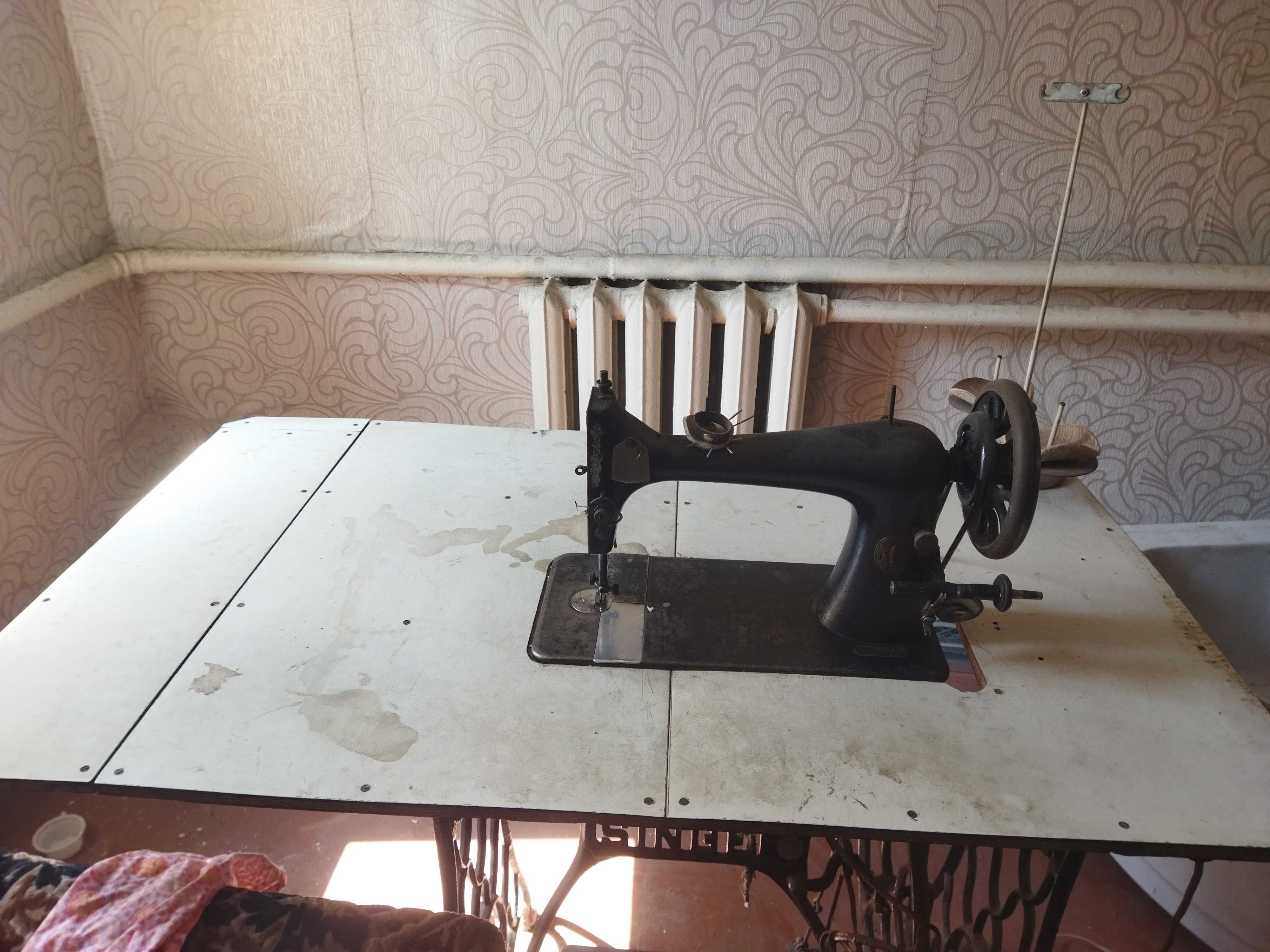 Швейная машина электрическая оверлок