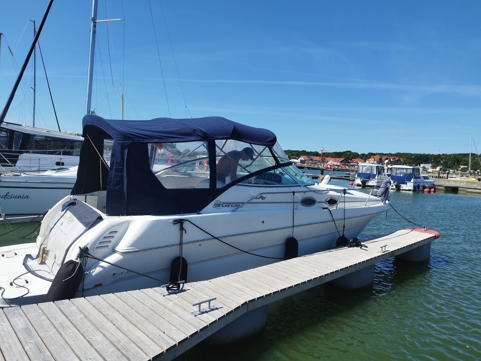 Sea Ray sundancer 270 7.4mpi Bravo Salon, leżanka.