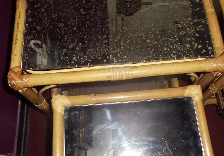 Conjunto de mesinhas auxiliares em bambu e vidro. Bandeja com palha