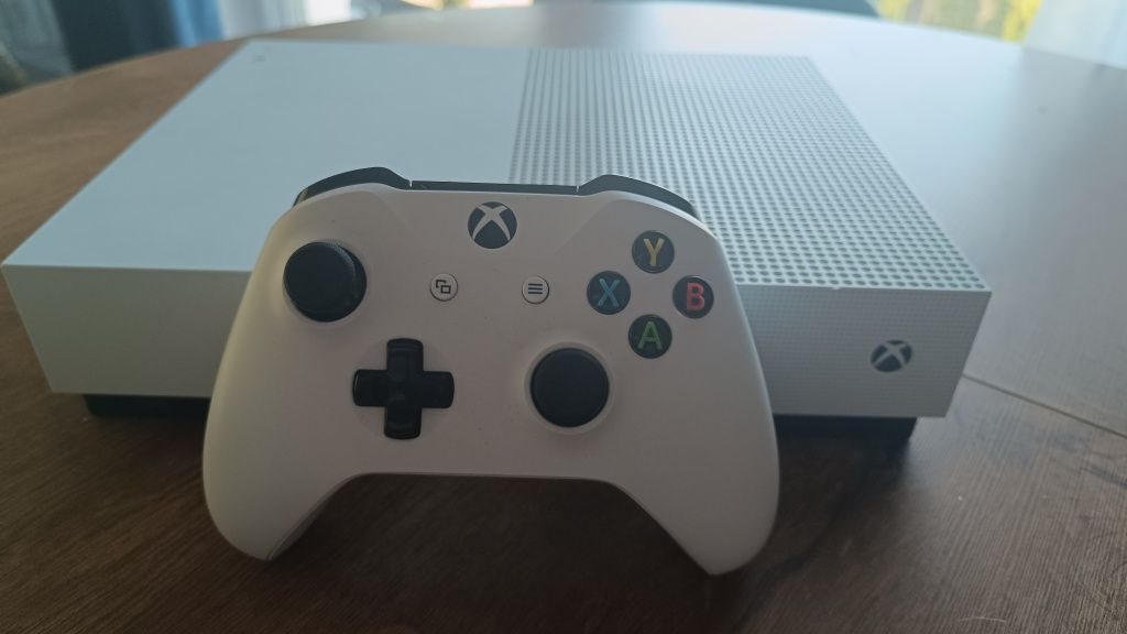 Sprzedam Konsole Xbox one S 1TB CENA OSTATECZNA