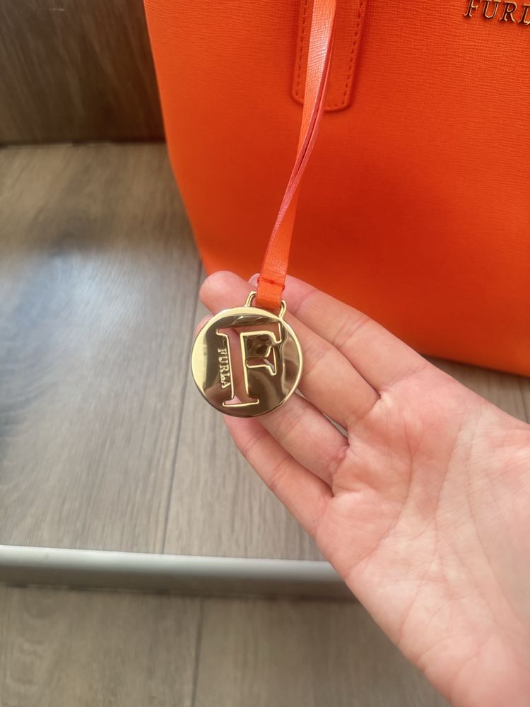 Продам шкіряну сумку Furla