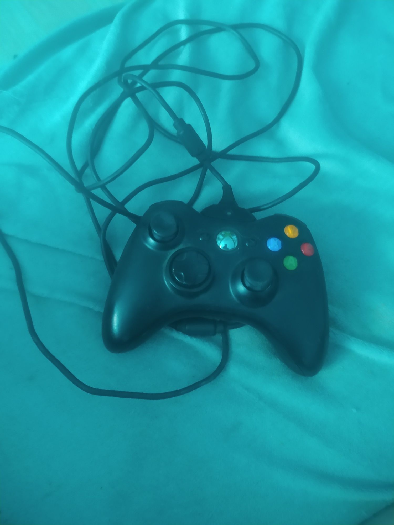 Xbox 360 z 3 grami kinectem i 2 padami