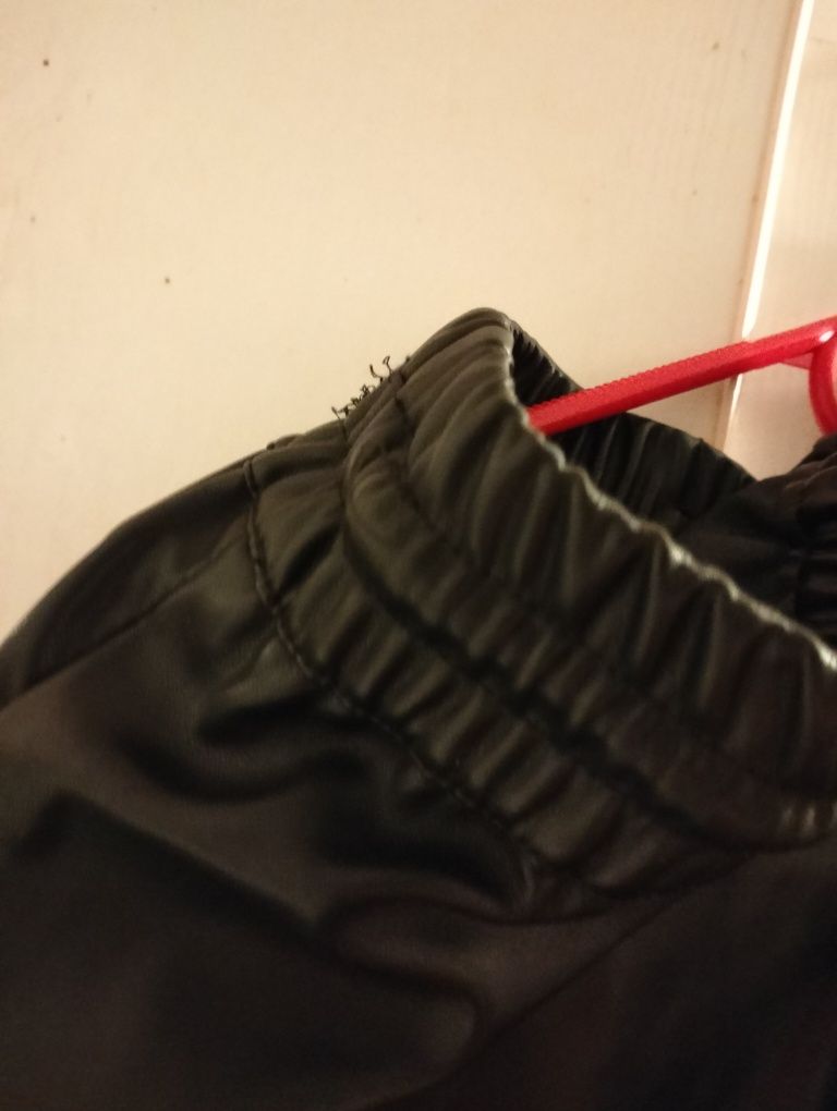Spodnie damskie duży rozmiar czarne eko skóra woskowane plus size