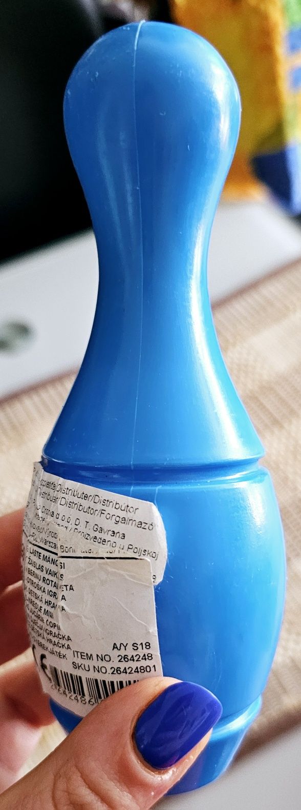 Plastikowa, niebieska zabawka w kształcie kręgla