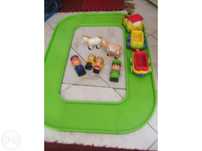 Pista de comboio e bonecos