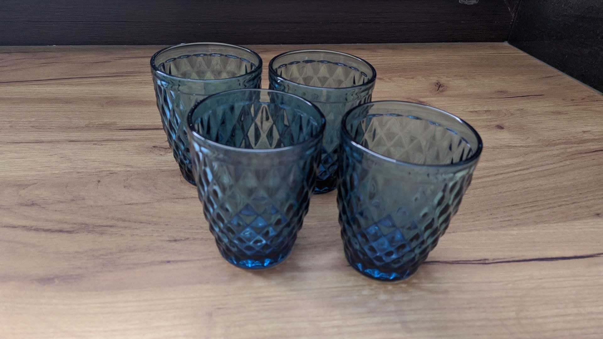 Niebieskie szklanki z wypukłym wzorem komplet 4 sztuki ze szkła nowe