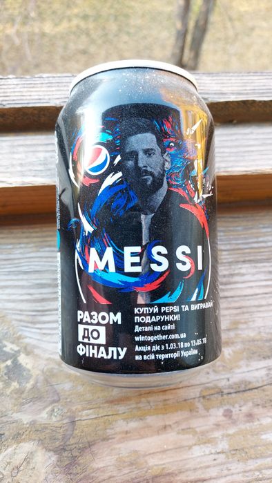 Пустая банка Pepsi с Месси