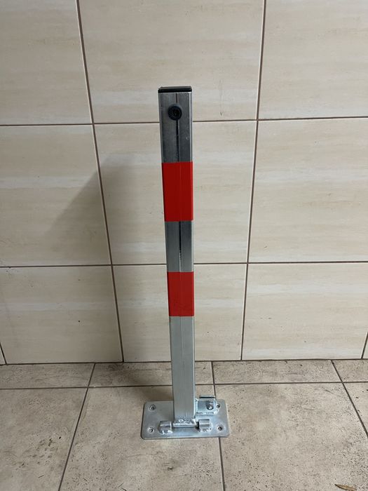 Slupek parkingowy blokujacy wjazd na parking/wjazd/posesje